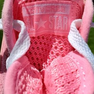 ✨️🍂✨️🍁✨️Converse All Stars, Chuck Taylor's, Kids Size 1.5 Pink mesh. Kids.Punk
